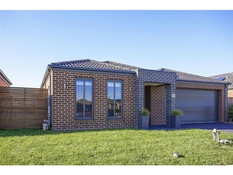 33 Statesman Circuit, Cranbourne East VIC 3977