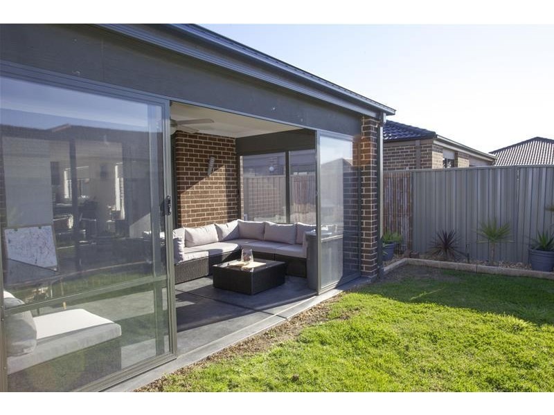 33 Statesman Circuit, Cranbourne East VIC 3977