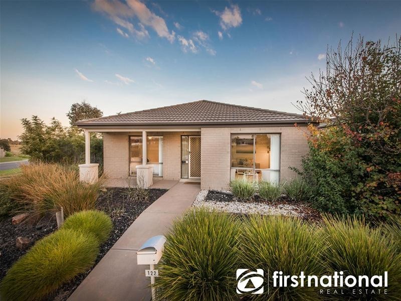 122 Sandalwood Drive, Pakenham VIC 3810