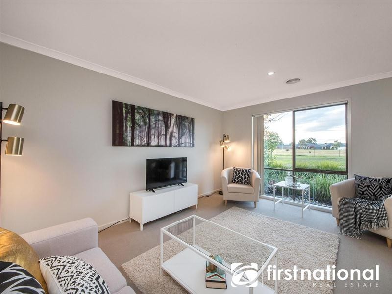 122 Sandalwood Drive, Pakenham VIC 3810