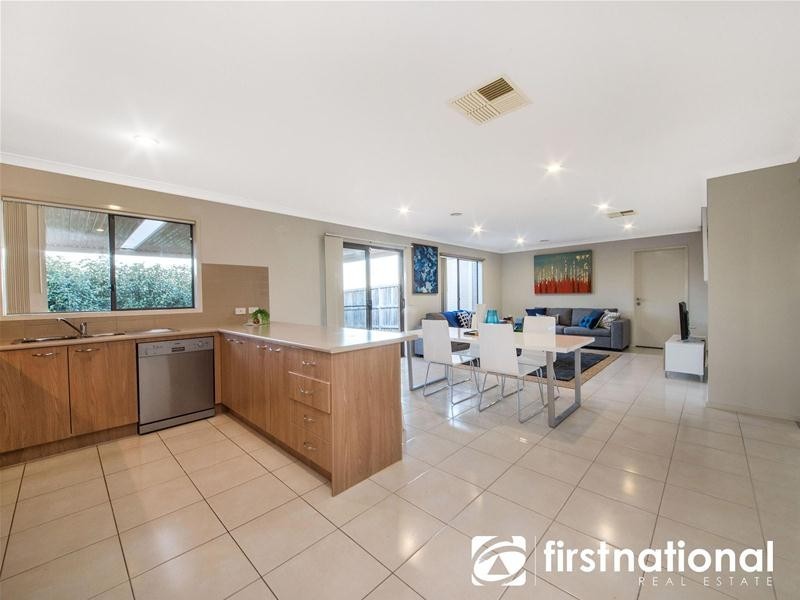 122 Sandalwood Drive, Pakenham VIC 3810