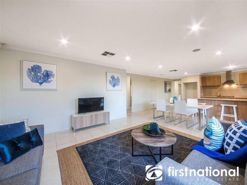 122 Sandalwood Drive, Pakenham VIC 3810