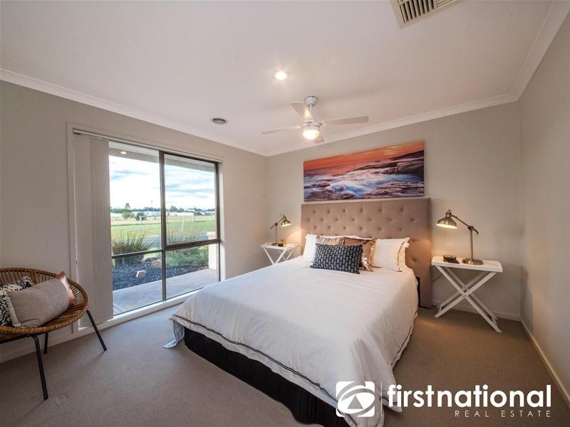 122 Sandalwood Drive, Pakenham VIC 3810