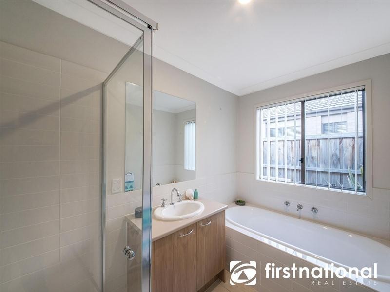 122 Sandalwood Drive, Pakenham VIC 3810