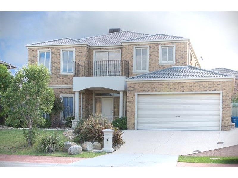 8 McNair Court, Berwick VIC 3806