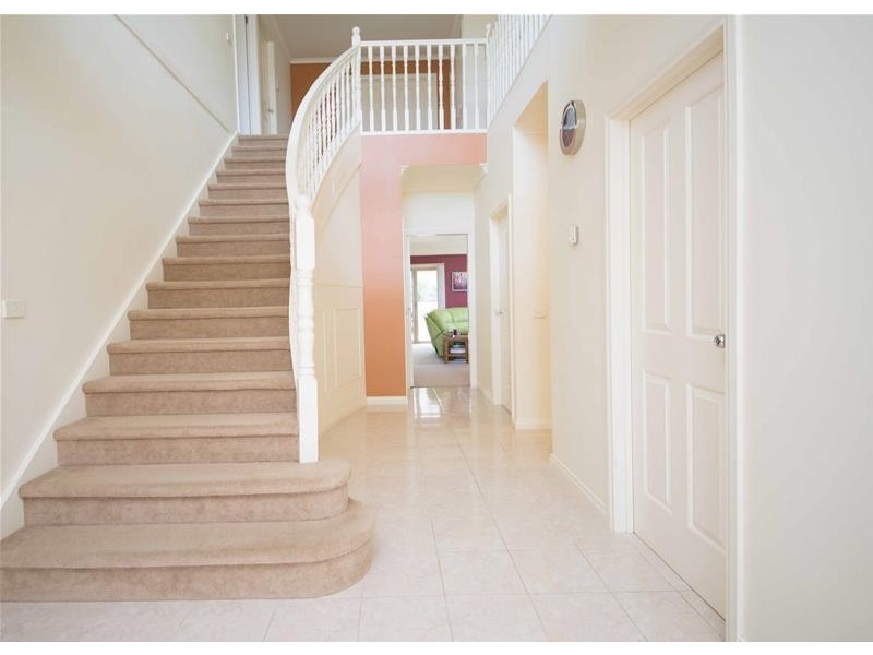 8 McNair Court, Berwick VIC 3806