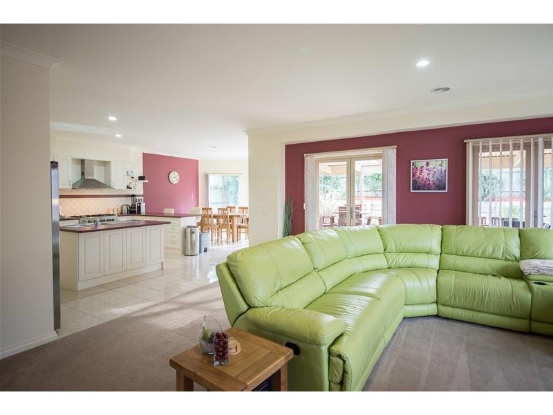 8 McNair Court, Berwick VIC 3806