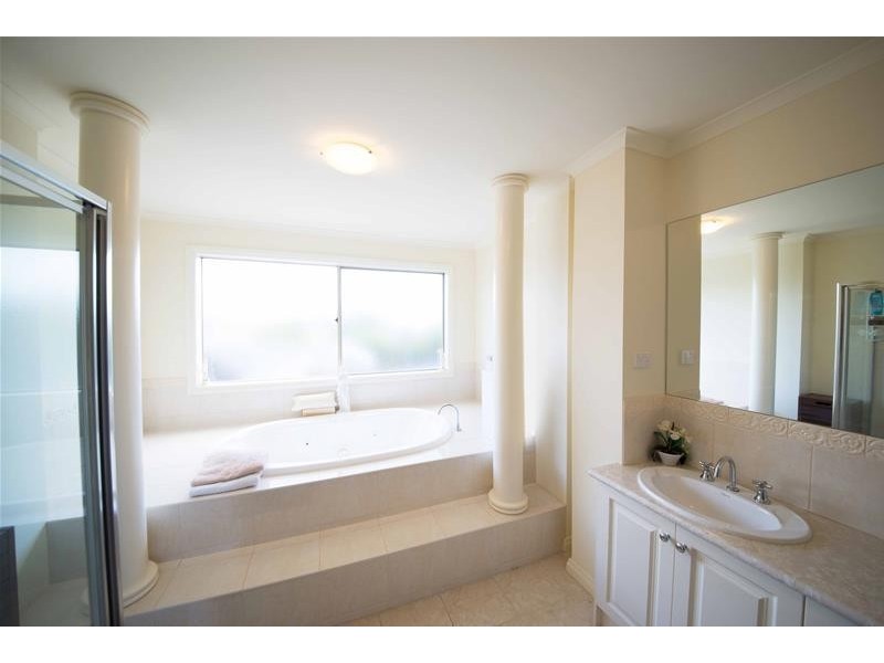 8 McNair Court, Berwick VIC 3806