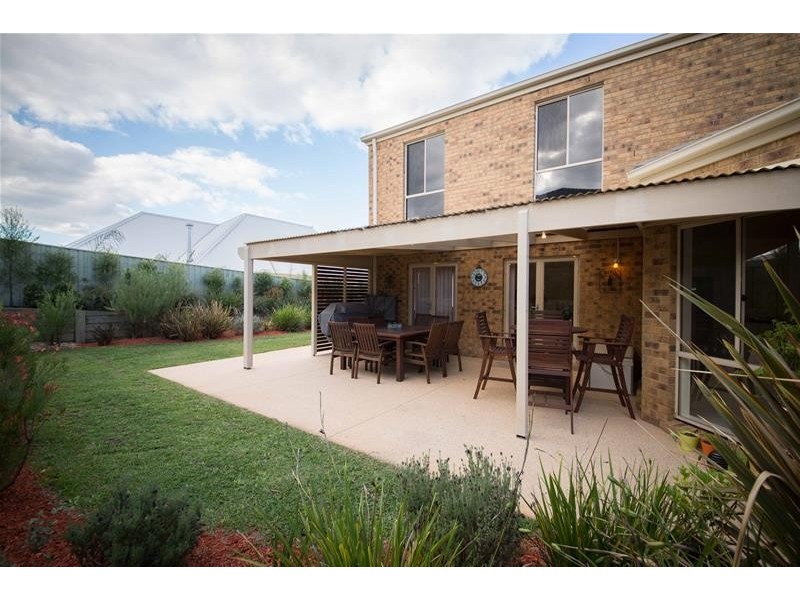 8 McNair Court, Berwick VIC 3806