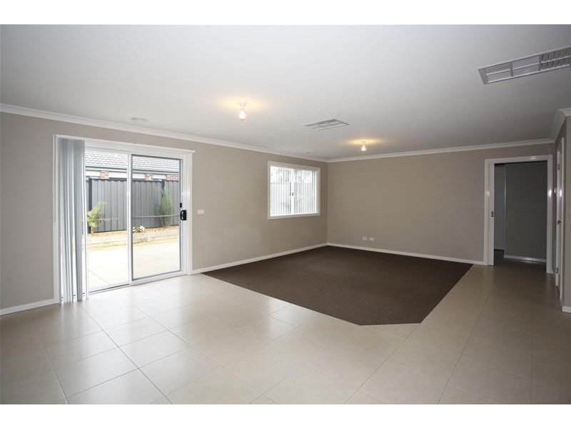 18 Lucerne Circuit, Pakenham VIC 3810