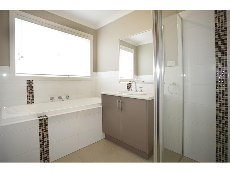 18 Lucerne Circuit, Pakenham VIC 3810