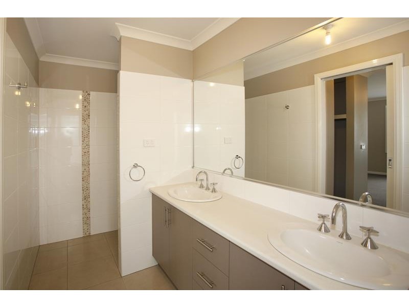 18 Lucerne Circuit, Pakenham VIC 3810