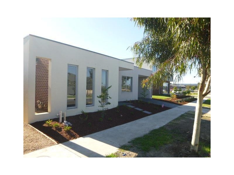 2/9 Bankton Avenue, Cranbourne East VIC 3977