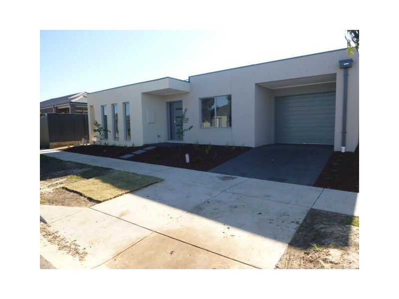 2/9 Bankton Avenue, Cranbourne East VIC 3977