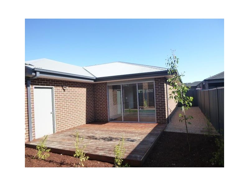 2/9 Bankton Avenue, Cranbourne East VIC 3977