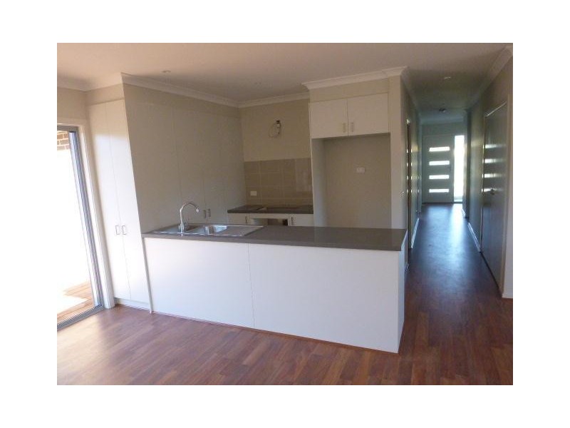 2/9 Bankton Avenue, Cranbourne East VIC 3977