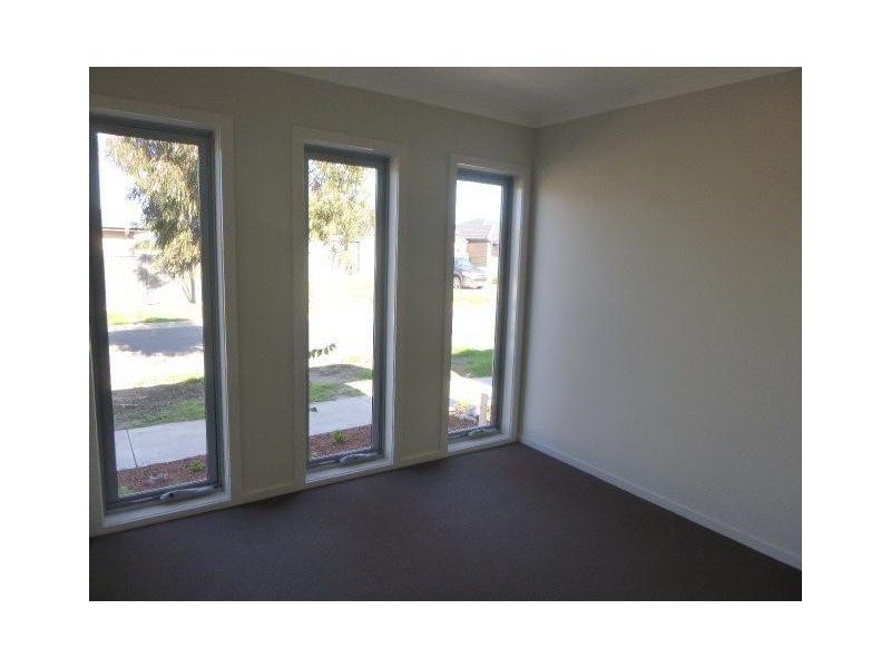 2/9 Bankton Avenue, Cranbourne East VIC 3977