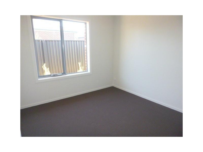 2/9 Bankton Avenue, Cranbourne East VIC 3977