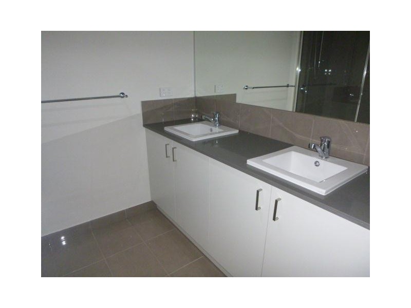 2/9 Bankton Avenue, Cranbourne East VIC 3977