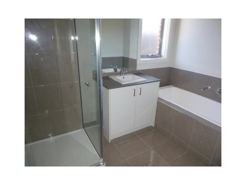 2/9 Bankton Avenue, Cranbourne East VIC 3977