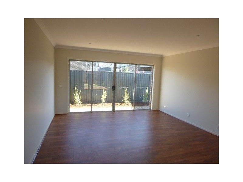 2/9 Bankton Avenue, Cranbourne East VIC 3977