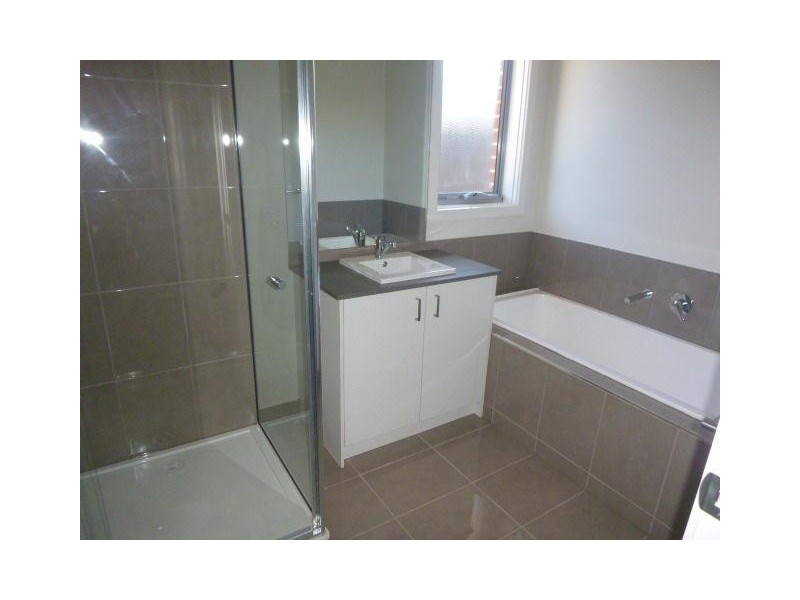 2/9 Bankton Avenue, Cranbourne East VIC 3977
