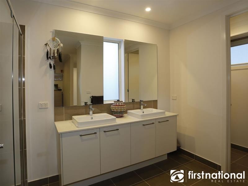 7 Marblelight Way, Clyde North VIC 3978