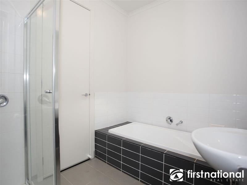 30 Edgeware Close, Pakenham VIC 3810