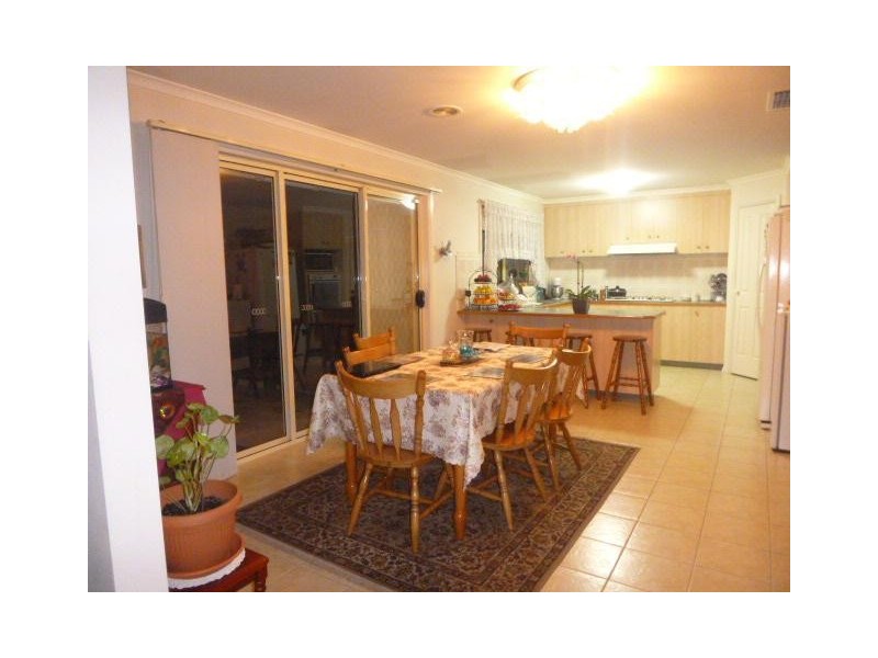 82 Earlsfield Drive, Berwick VIC 3806