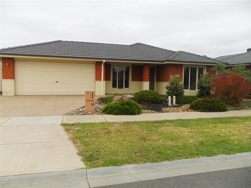 9 Ben Hall Street, Cranbourne East VIC 3977