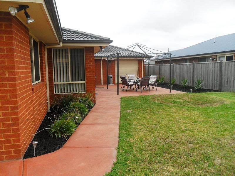 9 Ben Hall Street, Cranbourne East VIC 3977