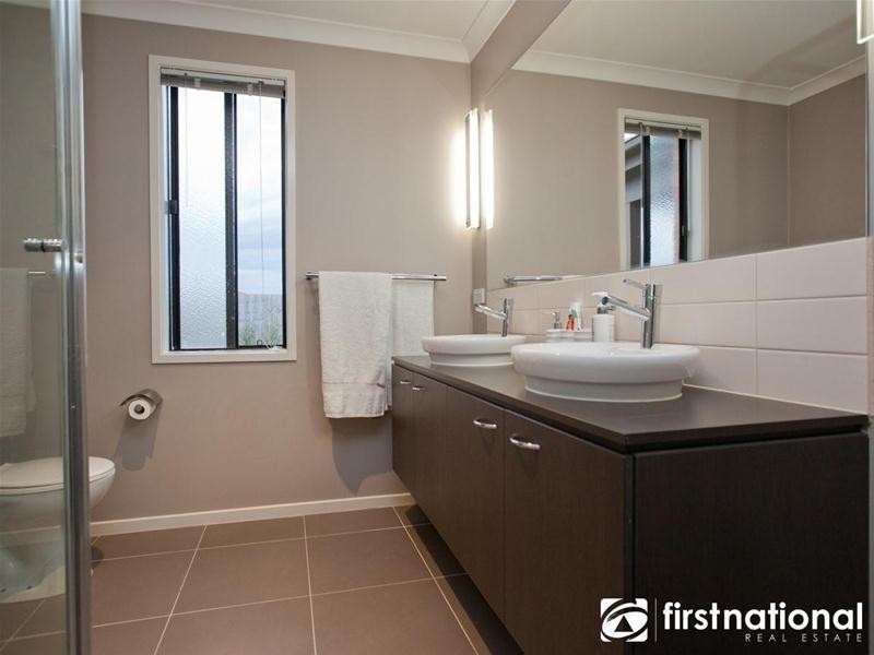 15 Webster Way, Pakenham VIC 3810