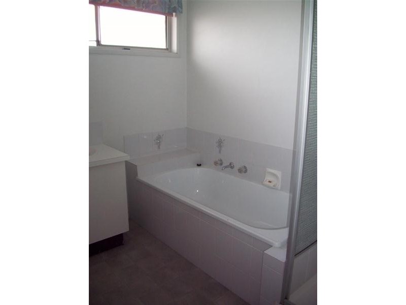 2/57 Amber Crescent, Narre Warren VIC 3805