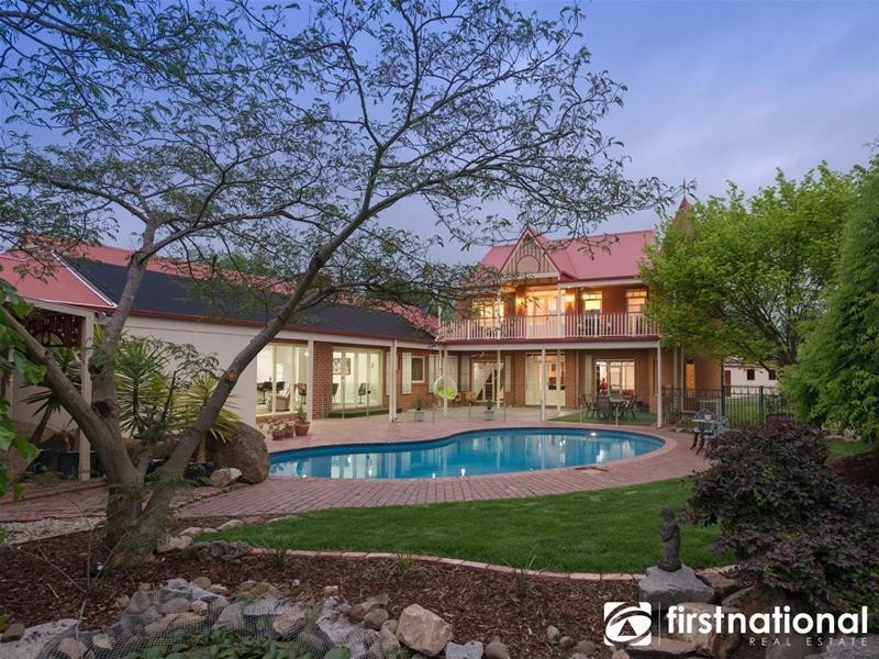 2 Barr  Court, Pakenham VIC 3810