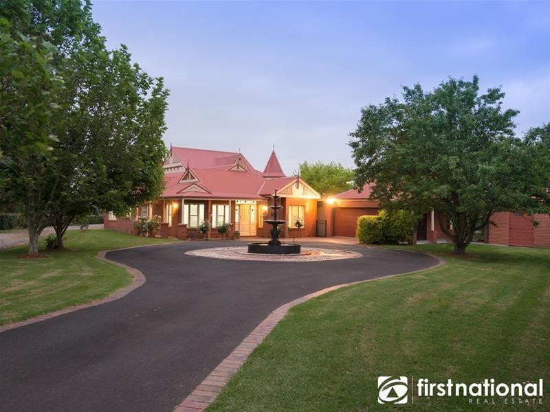 2 Barr  Court, Pakenham VIC 3810
