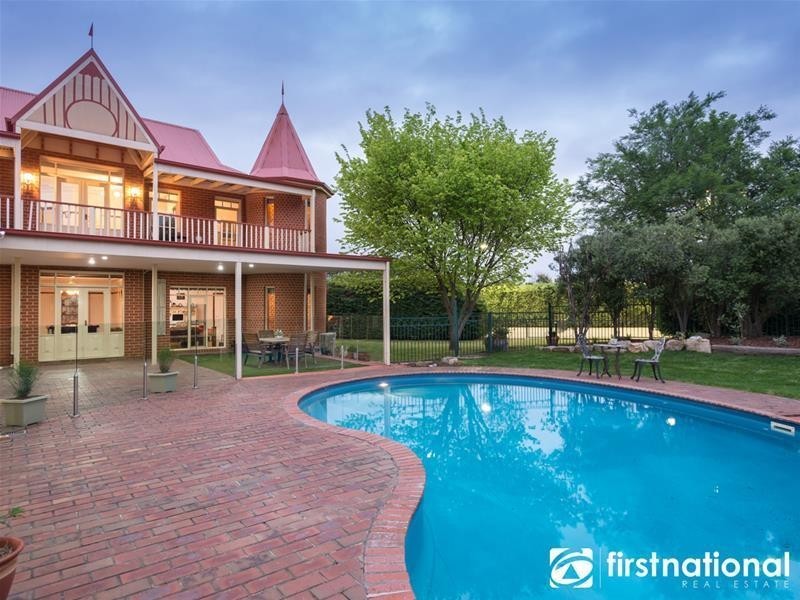 2 Barr  Court, Pakenham VIC 3810