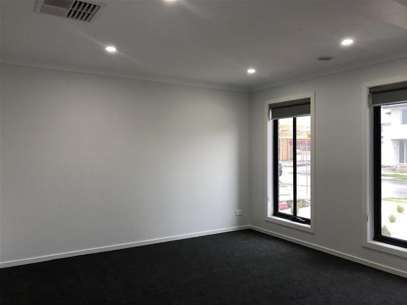 16 Speargrass Close, Clyde North VIC 3978