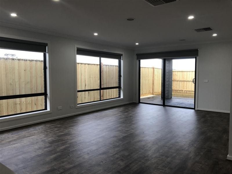 16 Speargrass Close, Clyde North VIC 3978