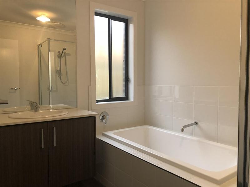 16 Speargrass Close, Clyde North VIC 3978