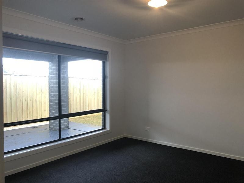 16 Speargrass Close, Clyde North VIC 3978