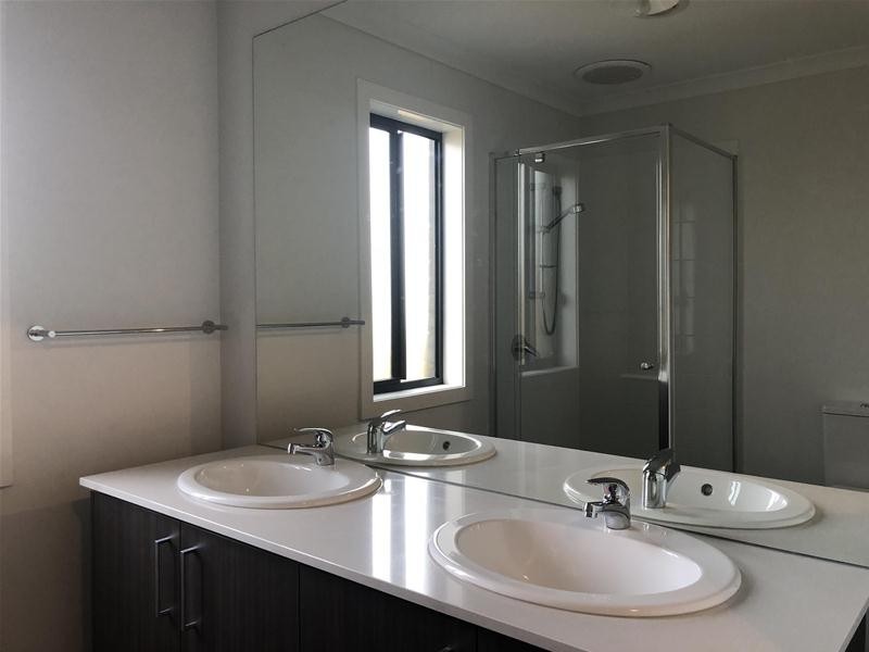 16 Speargrass Close, Clyde North VIC 3978