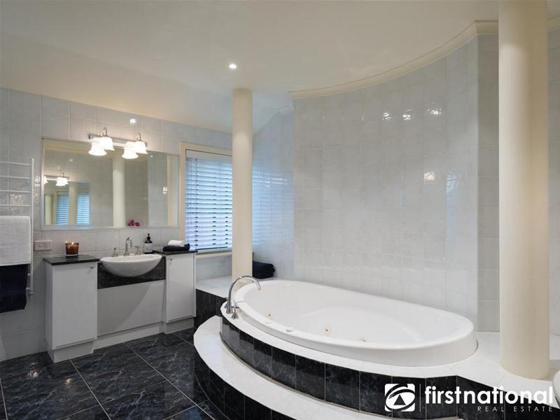 6 Farm Lane, Berwick VIC 3806