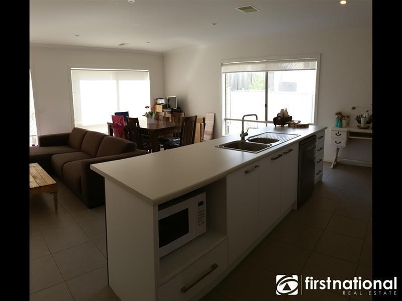 28/23 Atlantic Drive, Pakenham VIC 3810