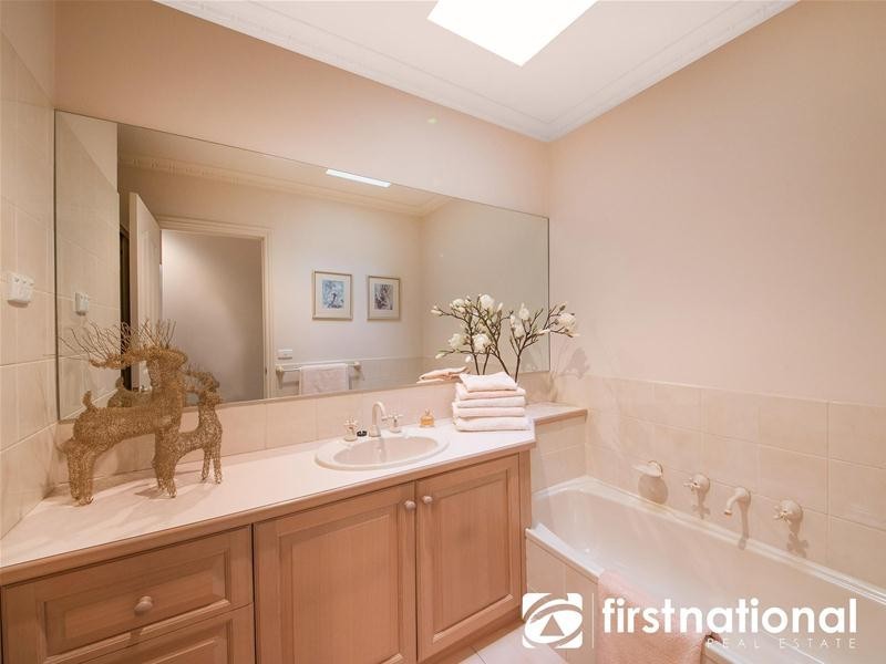 2/32 Langmore Lane, Berwick VIC 3806