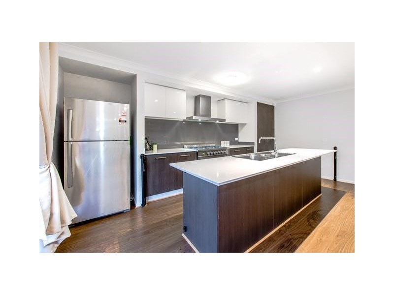 9 Fleuve Rise, Clyde North VIC 3978