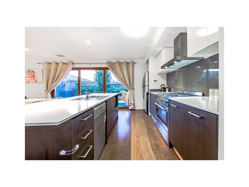 9 Fleuve Rise, Clyde North VIC 3978