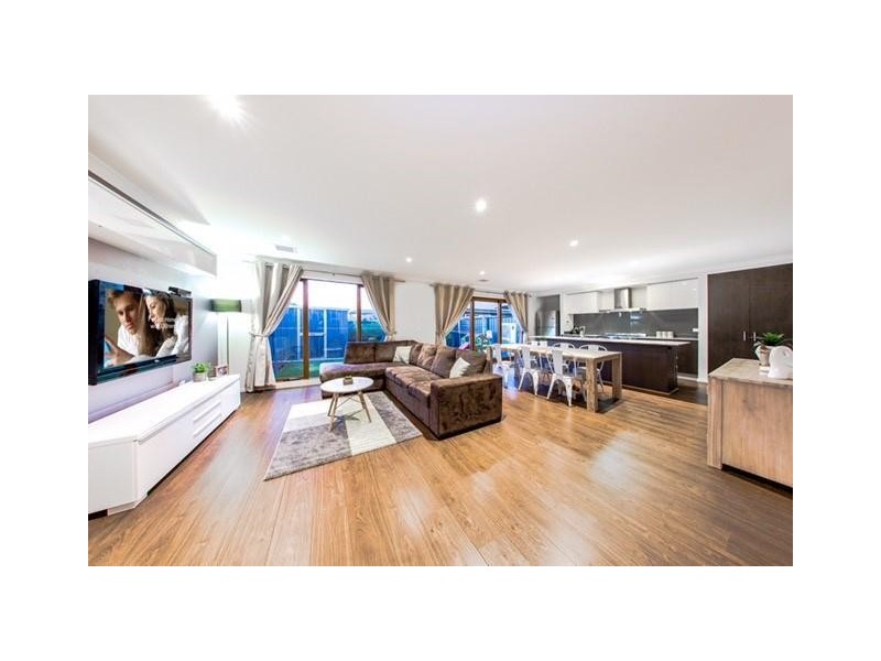 9 Fleuve Rise, Clyde North VIC 3978