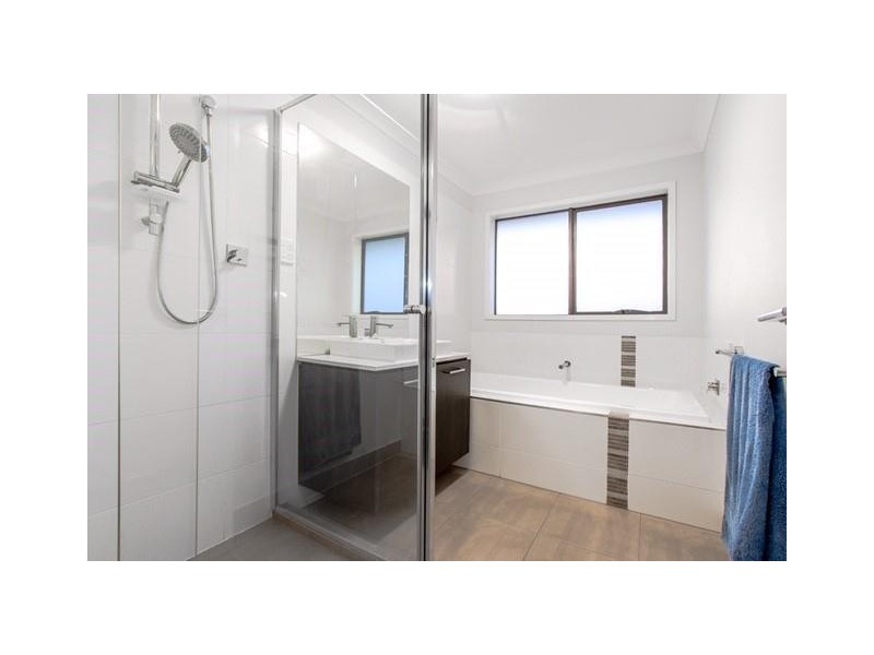 9 Fleuve Rise, Clyde North VIC 3978