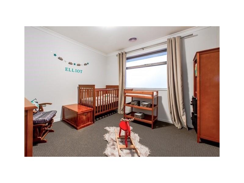 9 Fleuve Rise, Clyde North VIC 3978