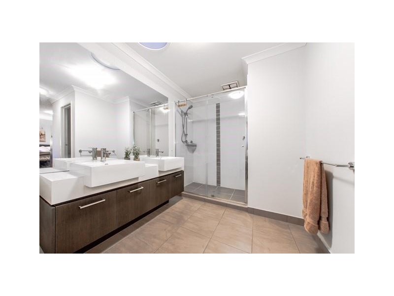 9 Fleuve Rise, Clyde North VIC 3978